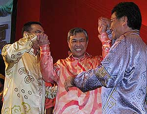 muhyiddin hishamuddin zahid shafie deputy vice presdient umno 2009 victory 270309 05