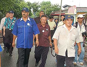 bukit gantang by election bn candidate ismail walkabout 310309 02