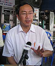 gantang by election 010409 bn chang ko youn give tol to new village 01