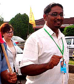 bukit selambau by election pkr campaign s manikumar visiting market 300309 01