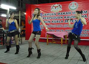 bukit gantang by election zahid hamidi dinner with hot girls performance 020409 03