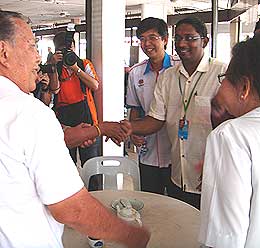 bukit selambau by election pkr campaign s manikumar visiting market 300309 02