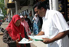 bukit selambau by election independent candidate r loganathan campaigning 010409 02