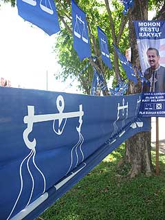 bukit selambau by election bn candidate poster billboard campaign 300309 06