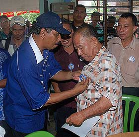 bukit gantang by election bn candidate ismail walkabout 310309 04