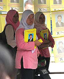 bukit selambau by election puteri umno helping out independent candidate campaign 310309 02