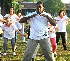 bukit selambau by election pkr candidate s manikumar doing tai chi 010409