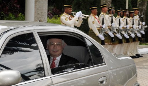 Najib Abdul Razak arrives in Istana Negara to meet the king