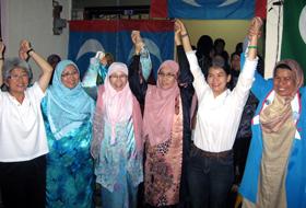 pakatan rakyat pentas wanita in the rain 020409 from left chong eng fauziah wan azizah leong meng mei and zuraidah