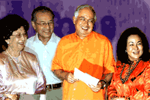 mahathir hand-in rejoin umno form to najib front image