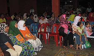 bukit selambau by election 060409 ezam crowd