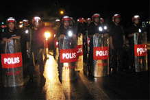 standoff pkr, mic supporters 050409