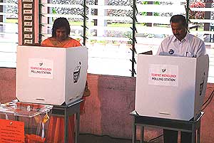 bukit selambau election day candidates cast votes 070409 02