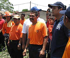 bukit selambau khairy visit damaged houses after tornado 060409 03