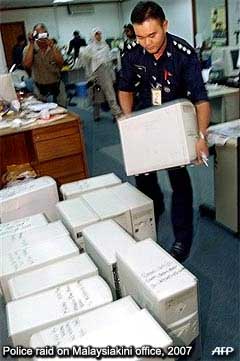 malaysiakini 10000 article 100409 police raid at malaysiakini office 2003