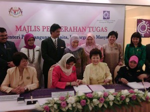 shahrizat back to women ministry 130409 02.jpg