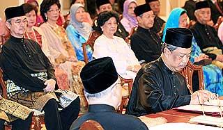 malaysia najib new cabinet sworn in 100409 01