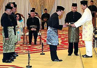 malaysia najib new cabinet sworn in 100409 05