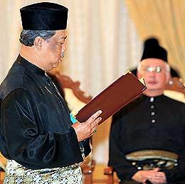 malaysia najib new cabinet sworn in 100409 02