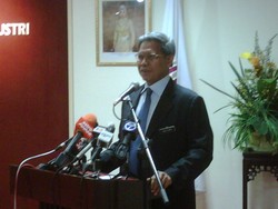 miti handover ceremony 130409 mustapha mohammad.jpg