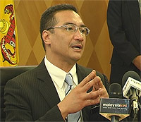 hishammuddin hussein home ministry 140409 talking