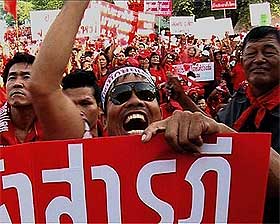 anti abhisit vejjajiva thailand protestors in bangkok 090409 04