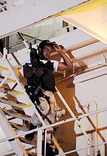 US navy rescued American captain held hostage by pirates in Somalia