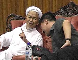 nga kor ming reciting quranic verses at pas hq 200409 02