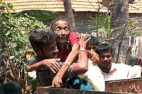civilian caught in sri lanka violence 220409 02