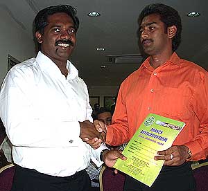 hindraf pkr member defects to mic 23042009 05