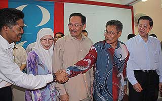 penanti by election pkr candidate dr mansor othman nomination 290409 01