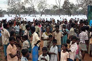 sri lanka civilian trapped in conflict zones 270409 02
