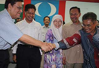 penanti by election pkr candidate dr mansor othman nomination 290409 06