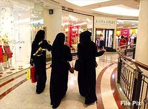 arab tourist shopping in kl shopping mall 200705