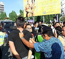 black shirt individuals arrested by policein perak on 070509 02