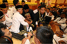 sivakumar being dragged abused manhandled by security unknown individual out perak state assembly chaos 070509 04