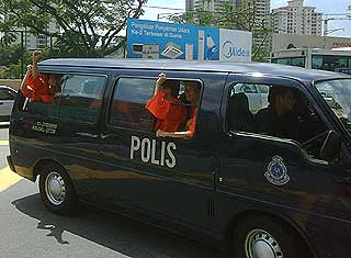 bar council lawyers protest at jalan duta court detained 5 lawyer at brickfields police station 080509 02