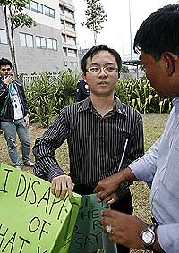 student support for wong chin huat monash protest 070509 02
