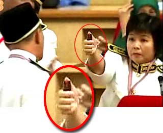 hee yit foong holding device at yew tian hoe in perak state assembly dewan 070509 zoom in