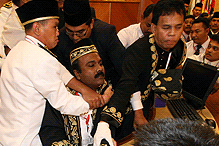 sivakumar being dragged abused manhandled by security unknown individual out perak state assembly chaos 070509 03