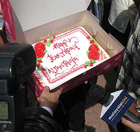 malaysia youth solidariti send altantuya birthday cake to najib 060509 05