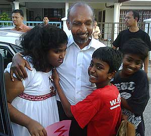manoharan released from isa detention prison 090509 01