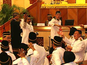perak state assembly chaos in the assmbly between speakers and state reps 070509 06