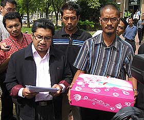 malaysia youth solidariti send altantuya birthday cake to najib 060509 01