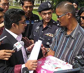 malaysia youth solidariti send altantuya birthday cake to najib 060509 04