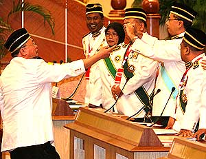 perak state assembly chaos in the assmbly between speakers and state reps 070509 11