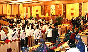 perak state assembly chaos in the assmbly between speakers and state reps 070509 12