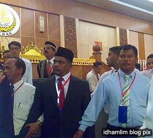 perak state assembly chaos unknown men in hall 070509 01