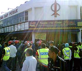 perak state assembly police blockade and arrest of opposition mps and ngo reps 070509 12