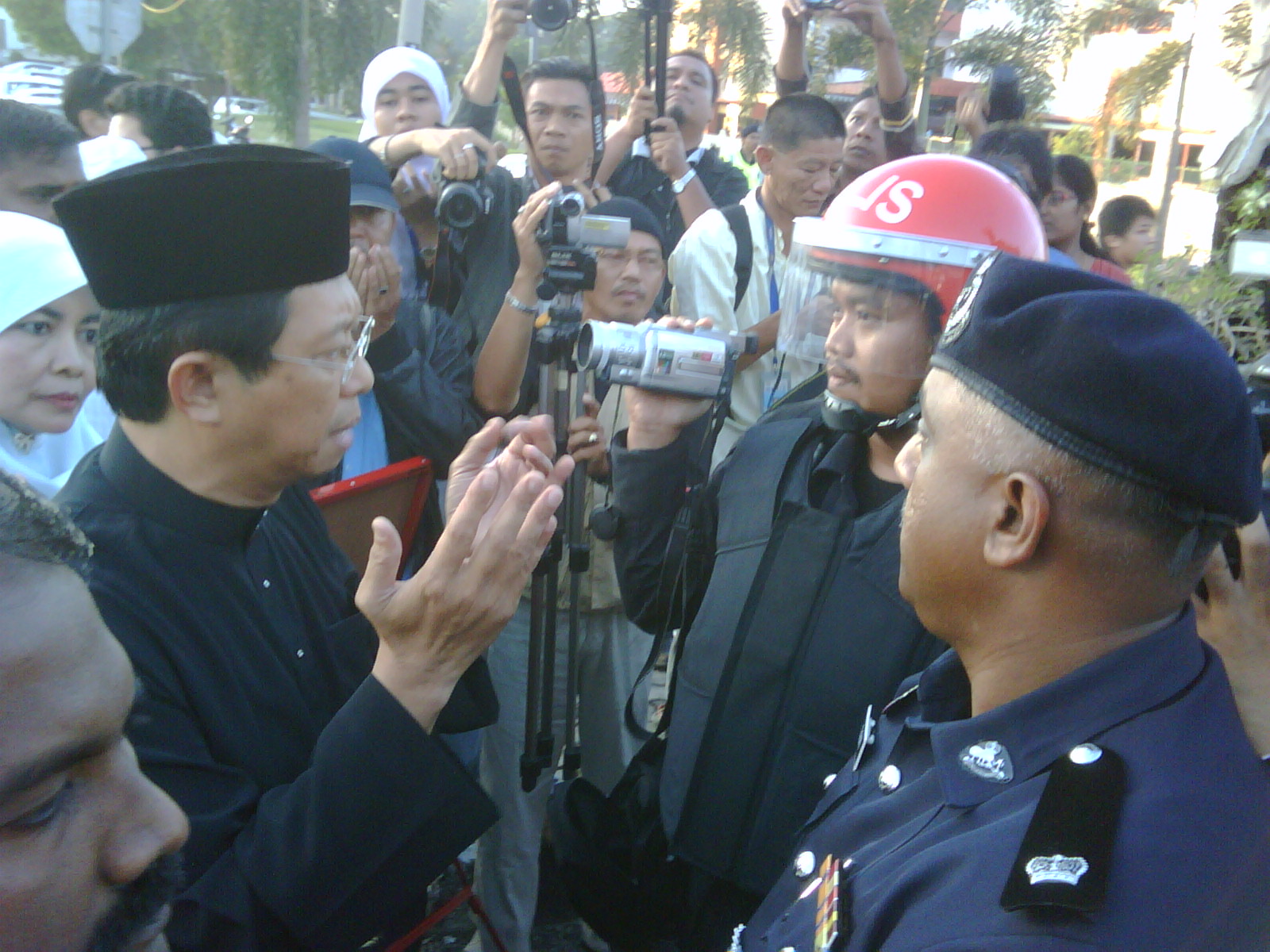 mohammad nizar jamaluddin returns to work as menteri besar after court decision